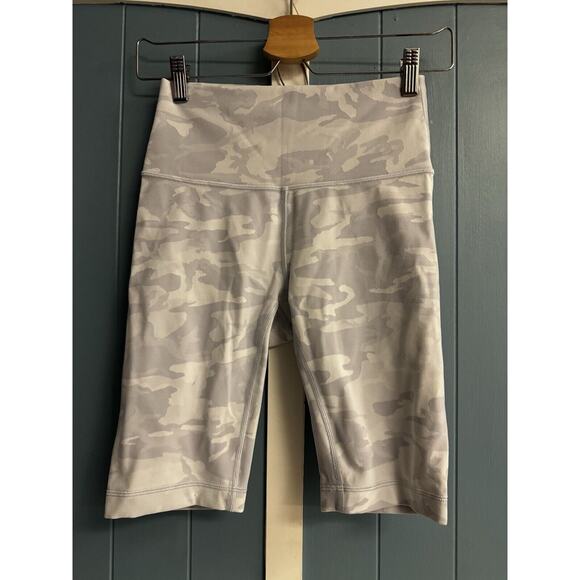 lululemon Wunder Under HR‎ Short 10" Jac Size 2 Camo Alpine/White - Picture 2 of 3